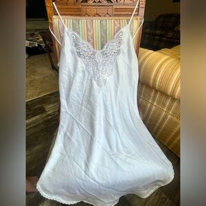 Delicate VTG white satin lace pearl nightie nightgown / slip by Faye • large